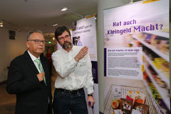 Wolfgang Buff präsentiert dem Präsidenten des Bundesverfassungsgerichts a.D., Prof. Dr. Papier, die von ihm konzipierte Ausstellung